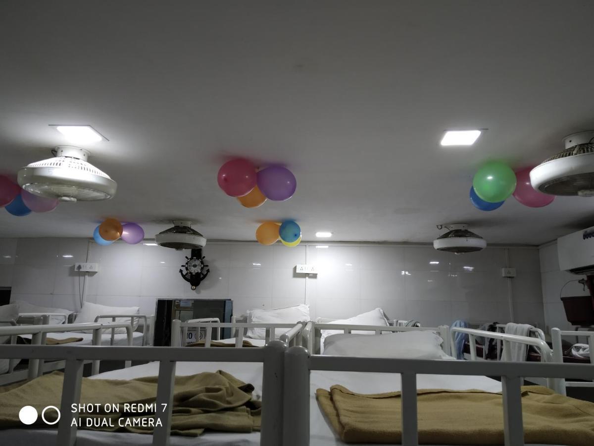 Star Dormitory Мумбаи Экстерьер фото